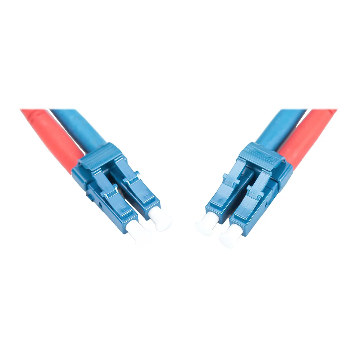 Zwei blaue Stecker mit roten und blauen Kabeln, isoliert auf weißem Hintergrund.