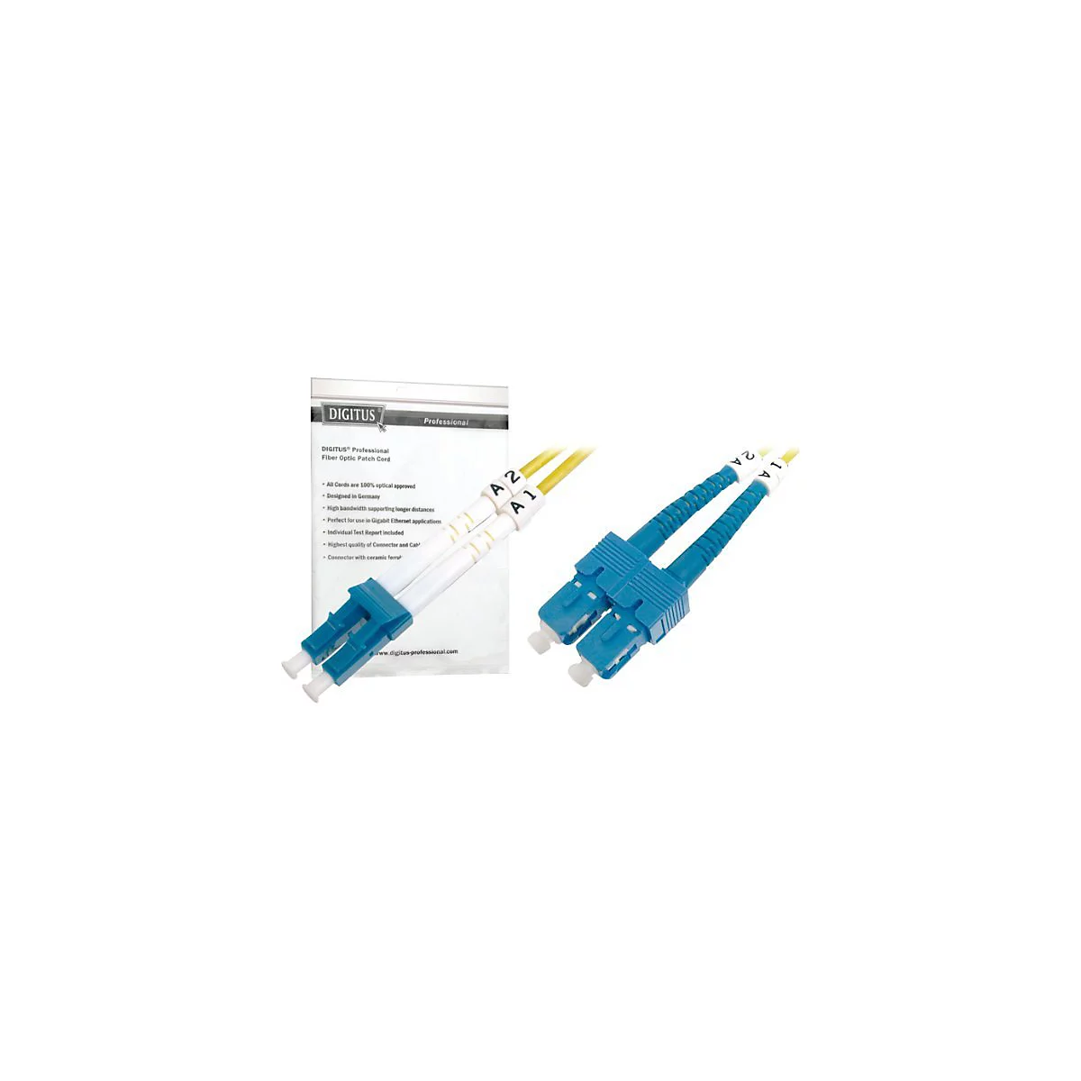 Zwei blaue Glasfaser-Patchkabel, daneben eine Produktverpackung. Auf den Kabeln steht "A1" und "A2".