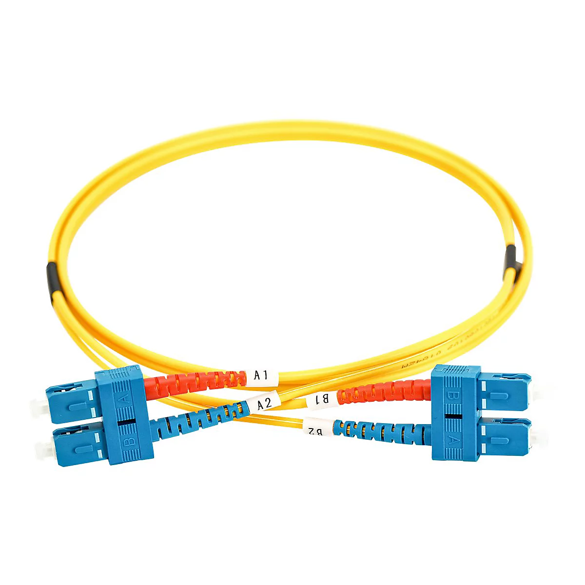 Ein gelbes Glasfaserkabel mit blauen Duplex-Steckern und rot-blauen Knickschutztüllen, beschriftet mit A1, A2, B1, B2.