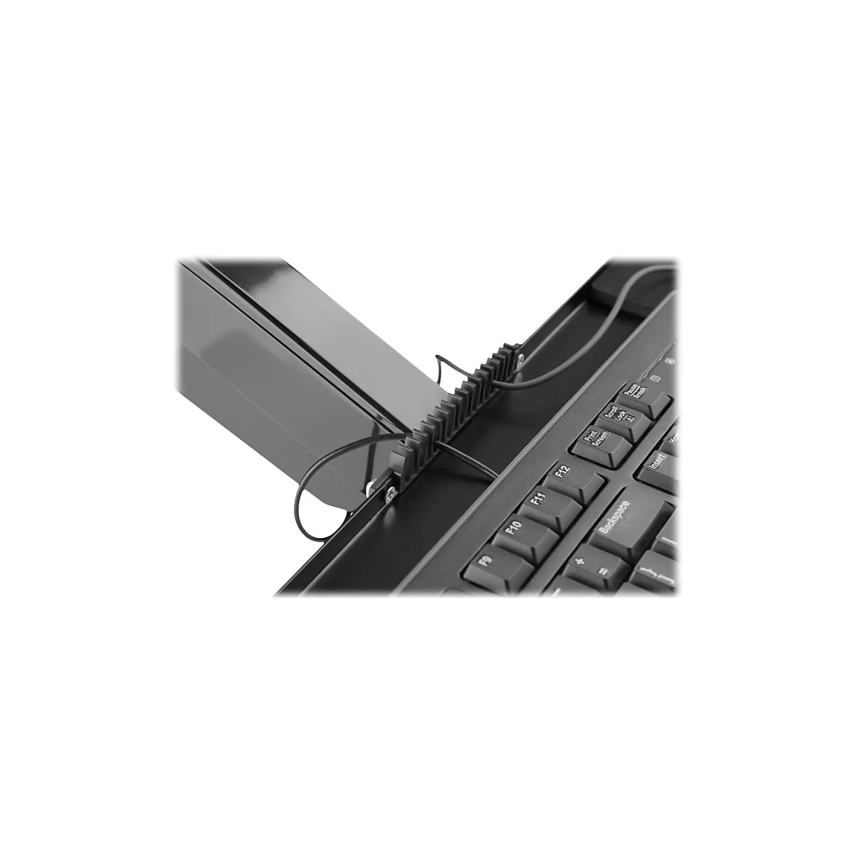 Gros plan sur un clavier noir avec gestion des câbles acheminée à travers un support.