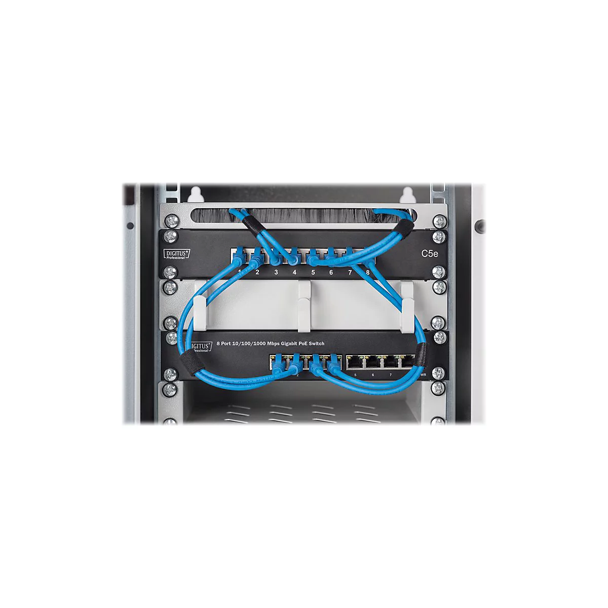 Ein Rack mit zwei Netzwerk Switches. Blaue Kabel sind verbunden. Auf den Switches steht digitus.