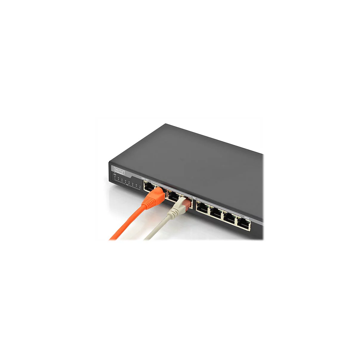 Schwarzer Netzwerk-Switch mit eingesteckten orangefarbenen und grauen Ethernet-Kabeln. Der Switch hat mehrere Ports.