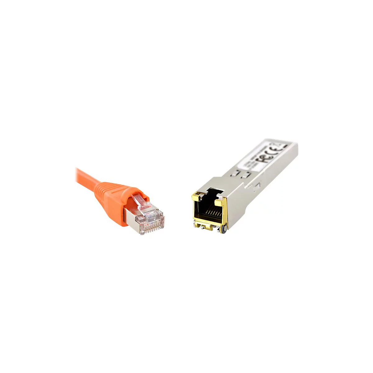 Ein orangefarbenes Ethernet-Kabel und ein silbernes SFP-Modul liegen auf weiÃŸem Hintergrund.