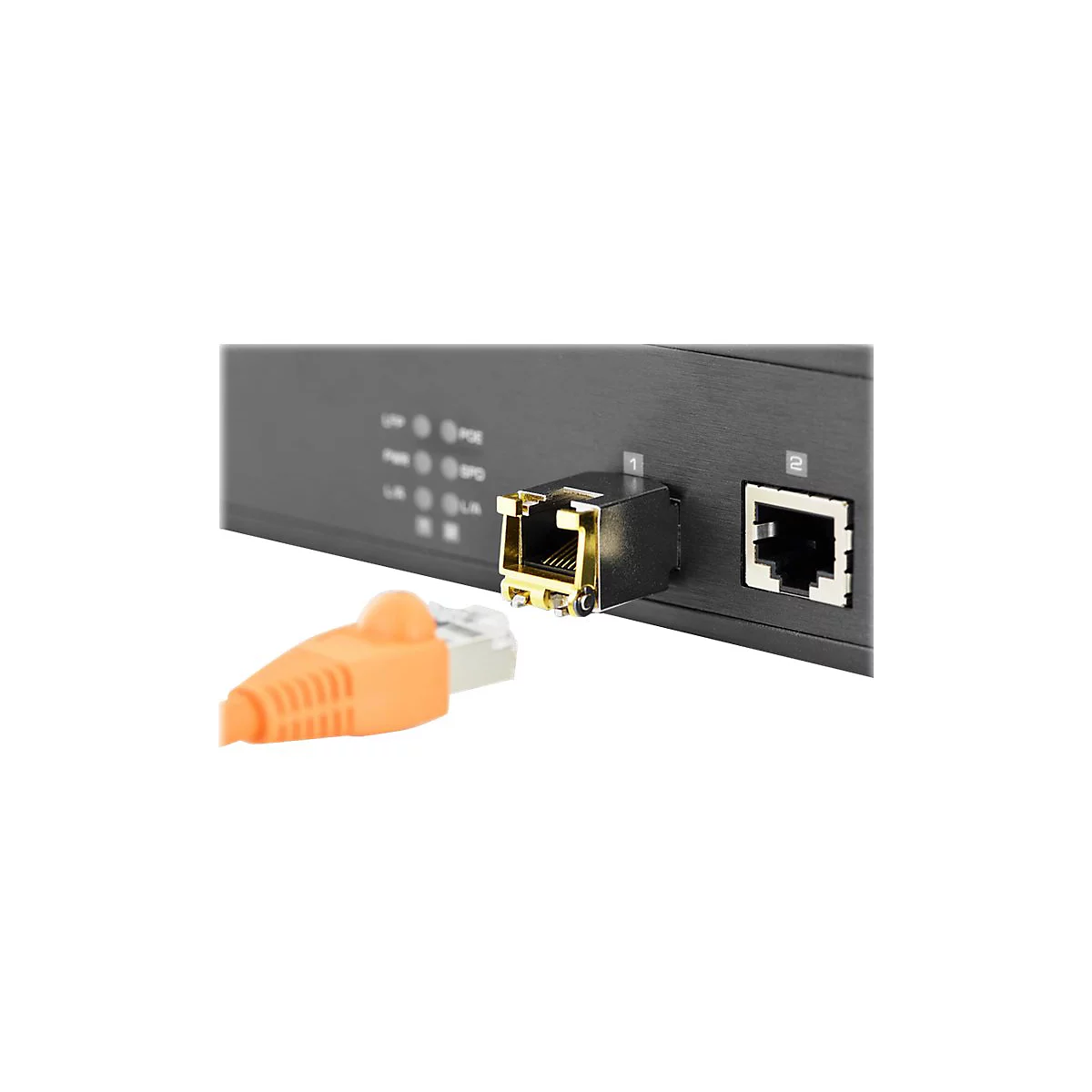 Nahaufnahme eines schwarzen NetzwerkgerÃ¤ts mit zwei Ethernet-AnschlÃ¼ssen und einem orangefarbenen Kabel.