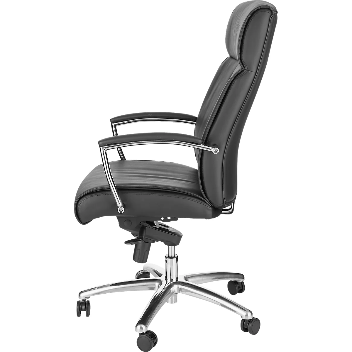 Zijaanzicht van een zwarte bureaustoel met chromen frame, armleuningen en vijf wielen.