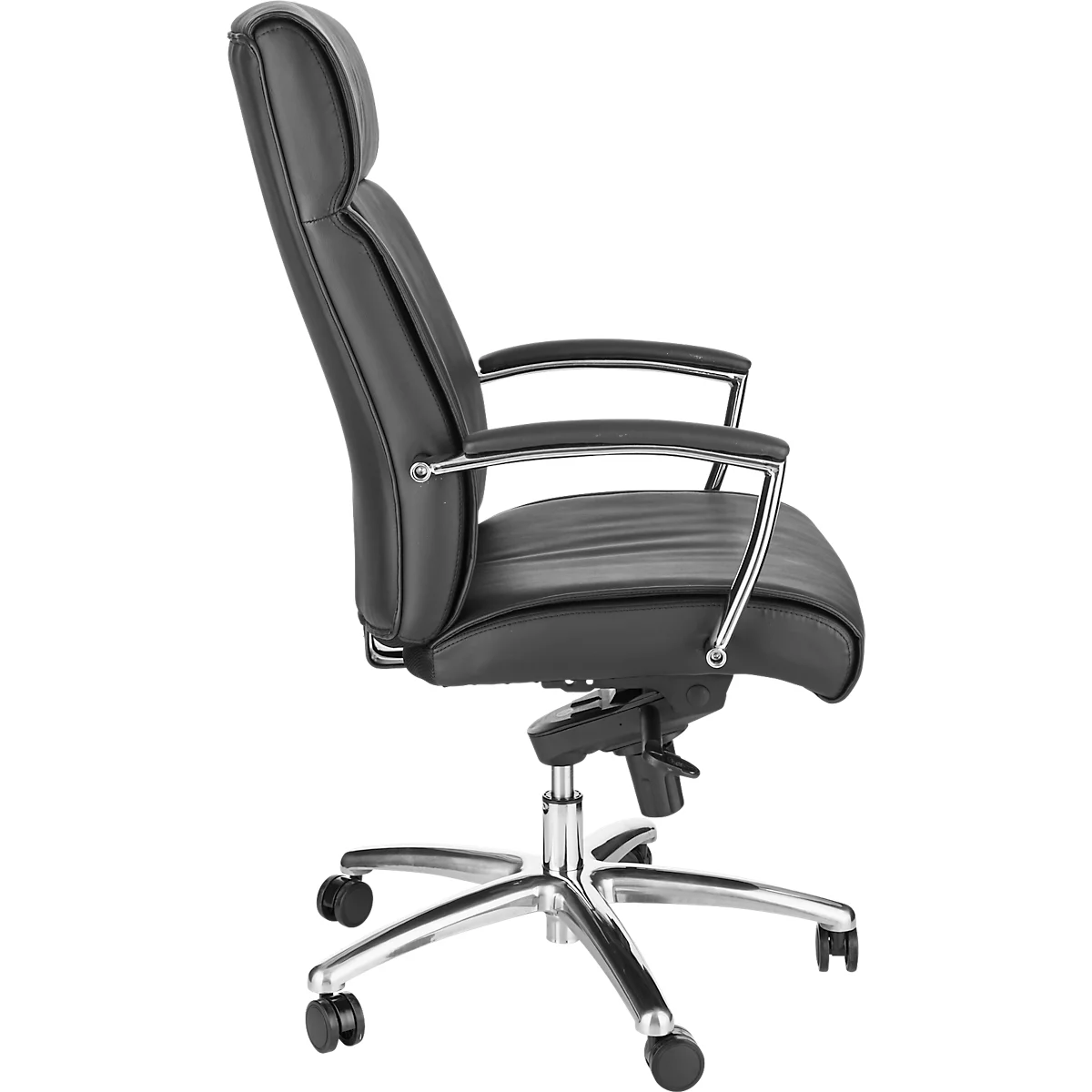 Zwarte bureaustoel met hoge rug en armleuningen. Verchroomd frame met wielen.