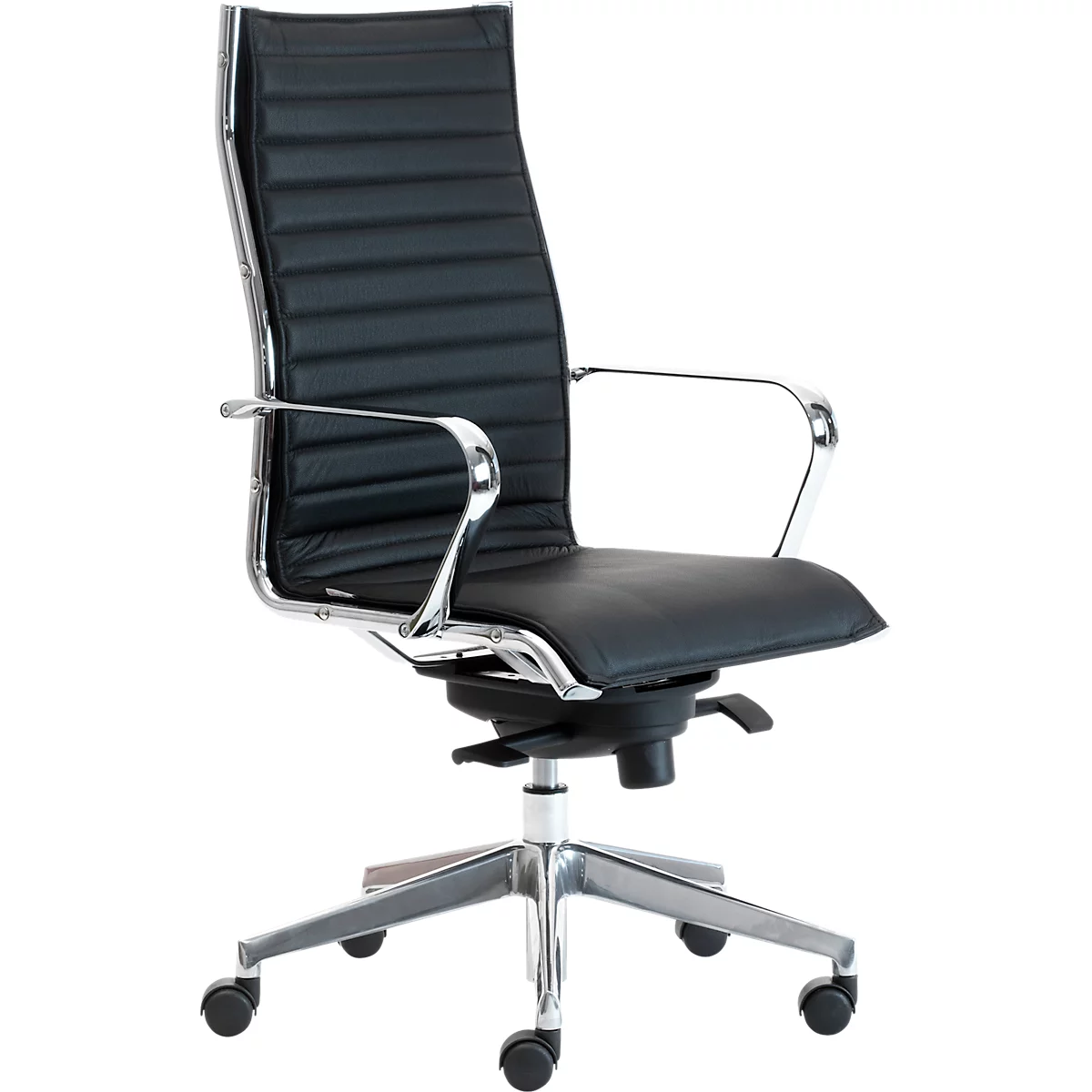 Zwarte bureaustoel met chromen frame, hoge rugleuning met horizontale stiksels, armleuningen. Op wielen.