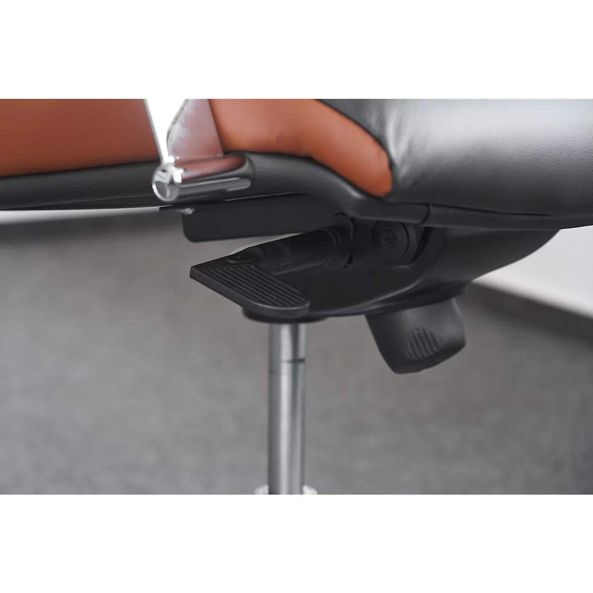 Directiestoel WAVE, met armleuningen, zwart/bruin