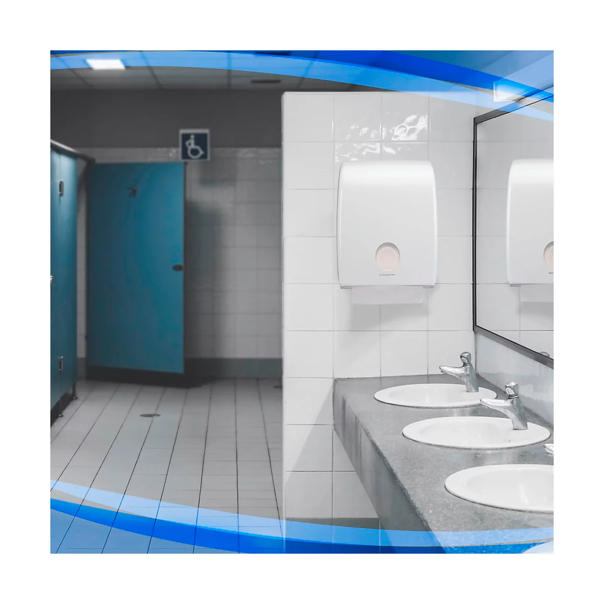 Toilettes publiques : portes de cabine bleues, lavabos avec miroir, distributeur d'essuie-mains en papier.