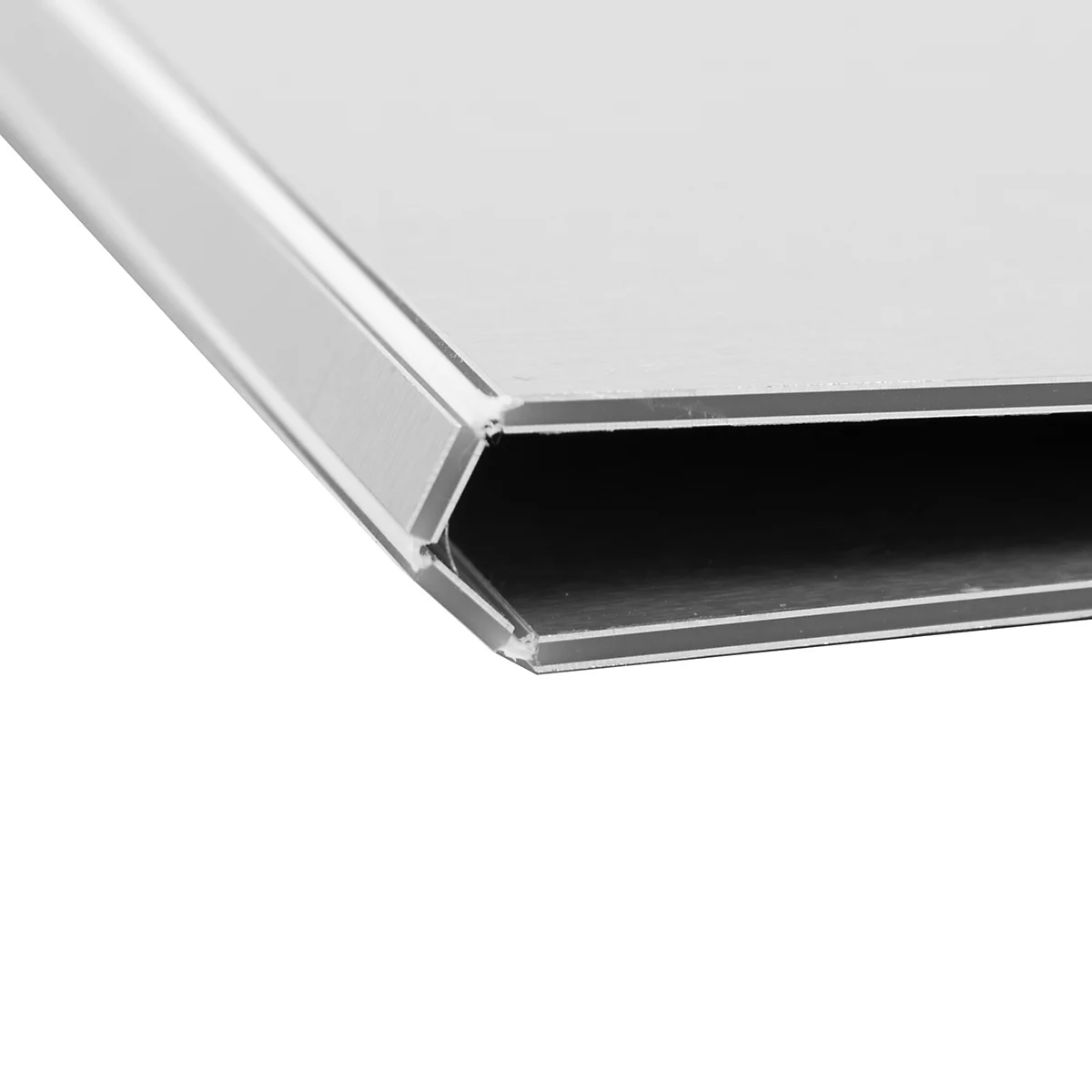 Nahaufnahme eines silberfarbenen Aluminium-Profils mit hexagonalem Querschnitt vor weißem Hintergrund.