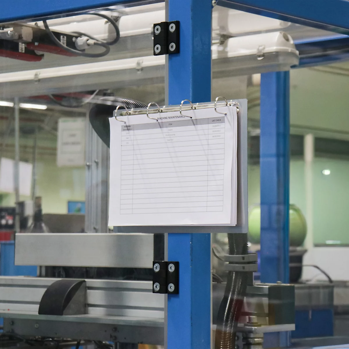 Dokumentenhalter mit Infoblatt an einer blauen Industriesäule befestigt.
