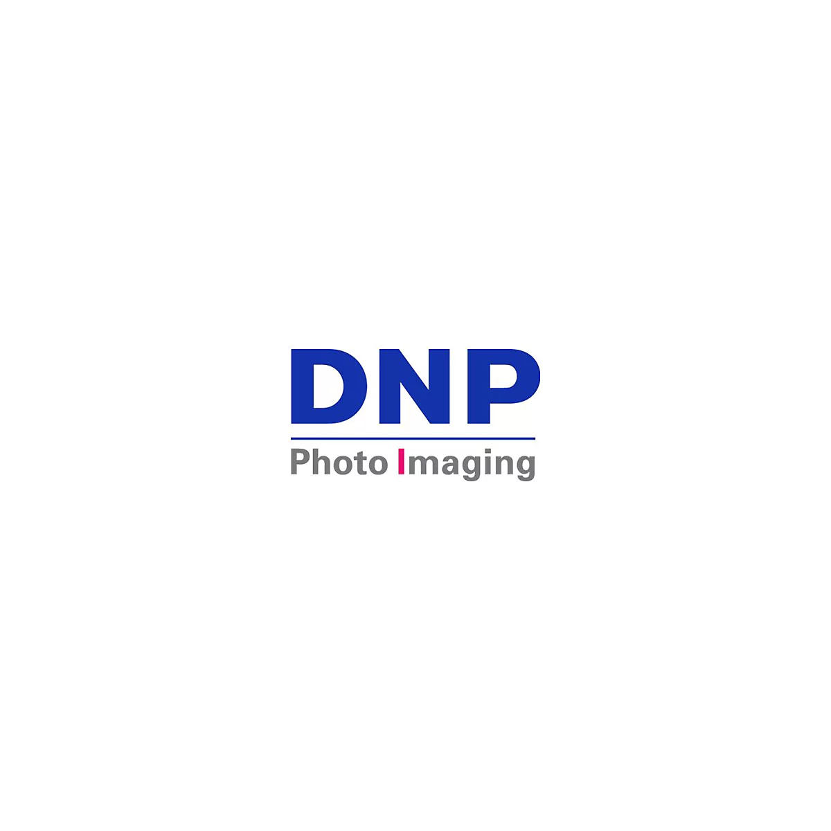 Blaues DNP Logo mit dem grauen Schriftzug Photo Imaging darunter, wobei das I in Pink hervorgehoben ist.