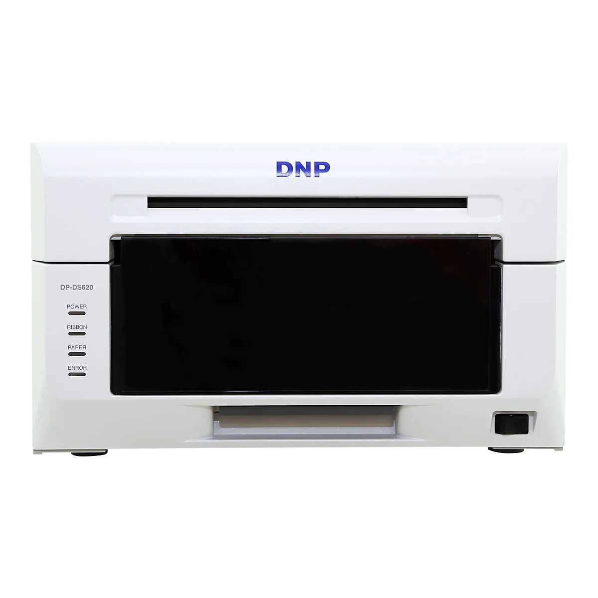 Ein weißer DNP-Fotodrucker. Oben steht "DNP", darunter ein schwarzer Ausgabeschlitz und ein Display. Auf der linken Seite befindet sich ein Bedienfeld mit den Bezeichnungen "Power", "Ribbon", "Paper" und "Error".