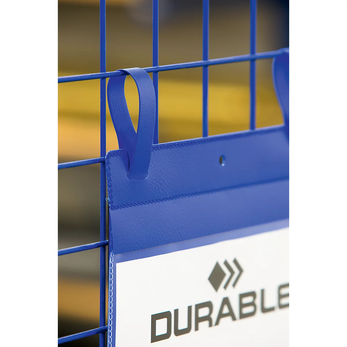 Blaues Schild an einem blauen Gitter, mit 'DURABLE' in schwarzer Schrift. Der Hintergrund ist gelb.