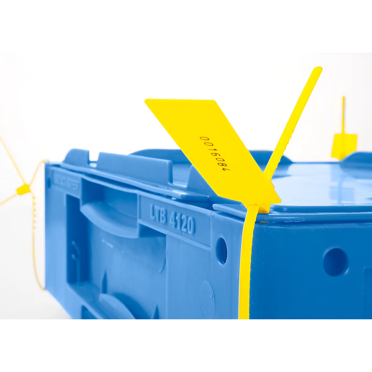 Close-up van een blauwe container met een gele tag met daarop 0016084. Nog een geel element rechtsboven.