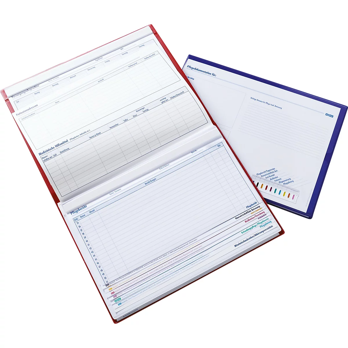 Dossiers rouges et bleus ouverts avec des pages de papier ligné. Certaines pages sont étiquetées avec des tableaux.