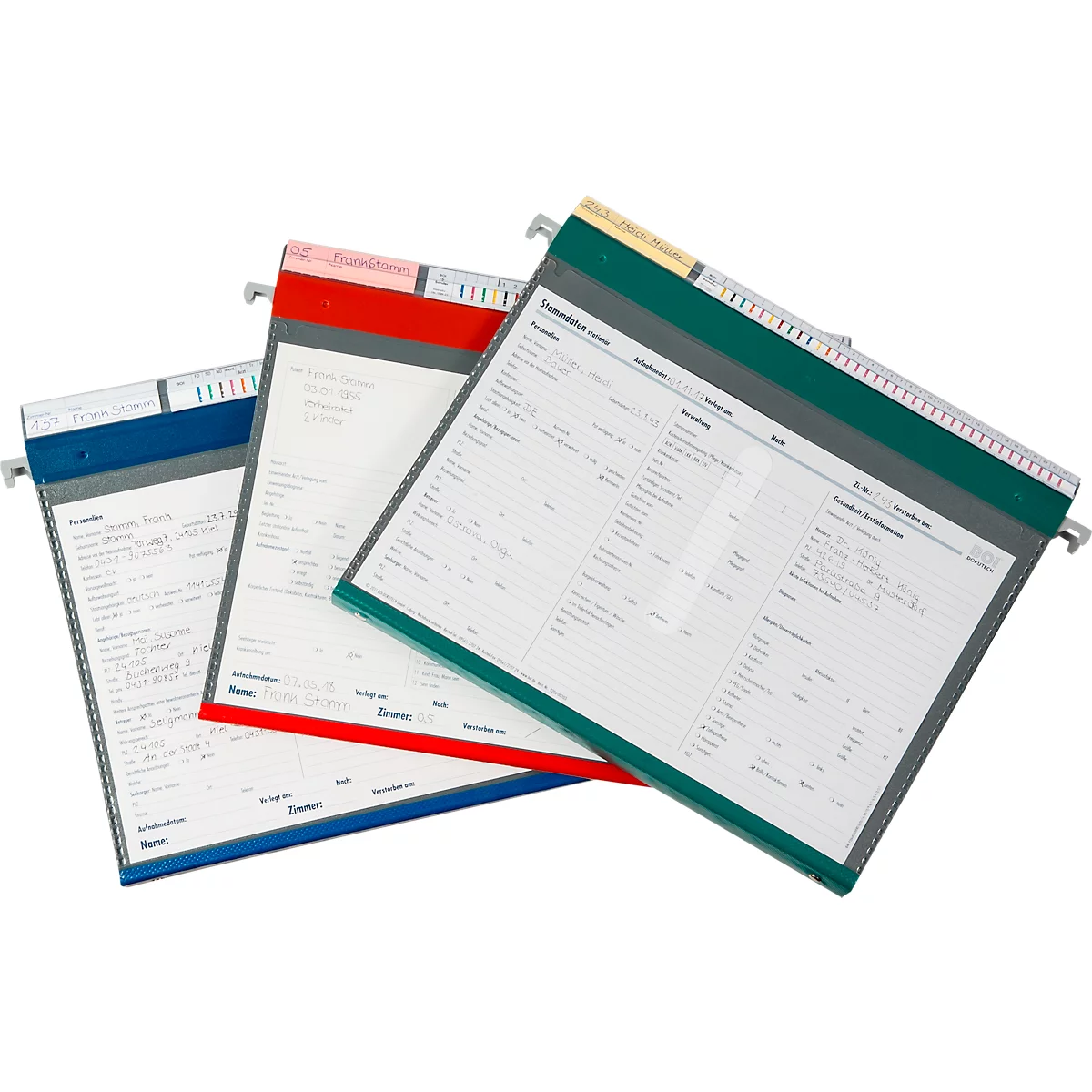 Trois dossiers suspendus colorés avec des formulaires. Bleu, rouge et vert, avec des clips métalliques.
