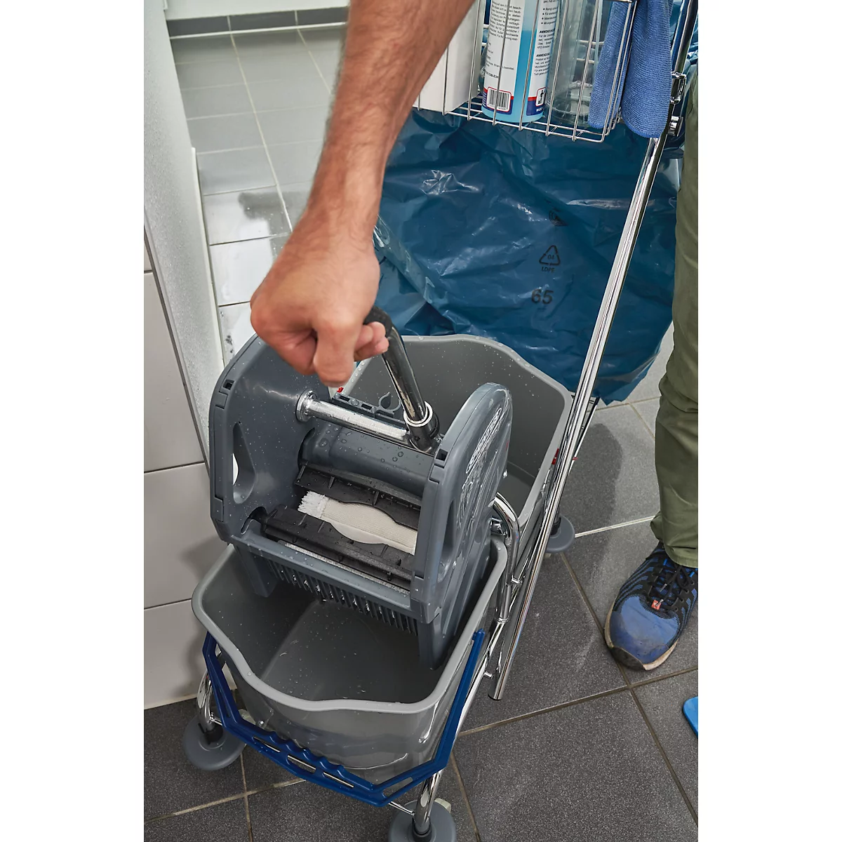 Double chariot de nettoyage avec armature chromée, 2 seaux de 17 litres, presse, support sac poubelle