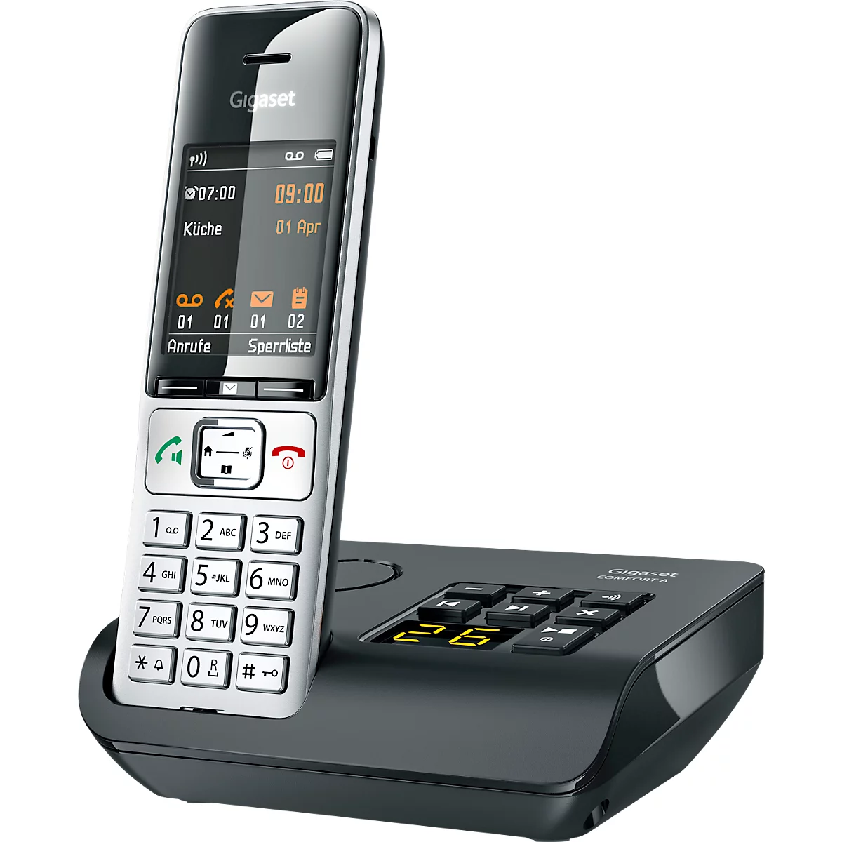 Een draadloze telefoon van het merk Gigaset staat op een oplaadstation. Het display toont de tijd en datum, evenals menupictogrammen. De toetsen zijn verlicht.