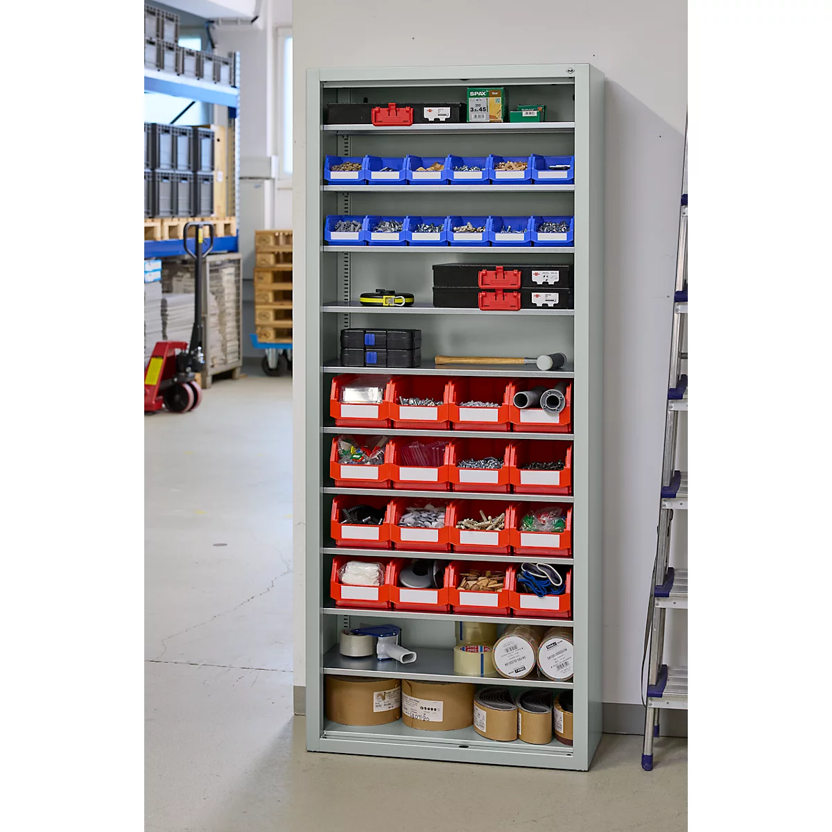 Kast met talrijke laden en gereedschap. Staand in een magazijn.