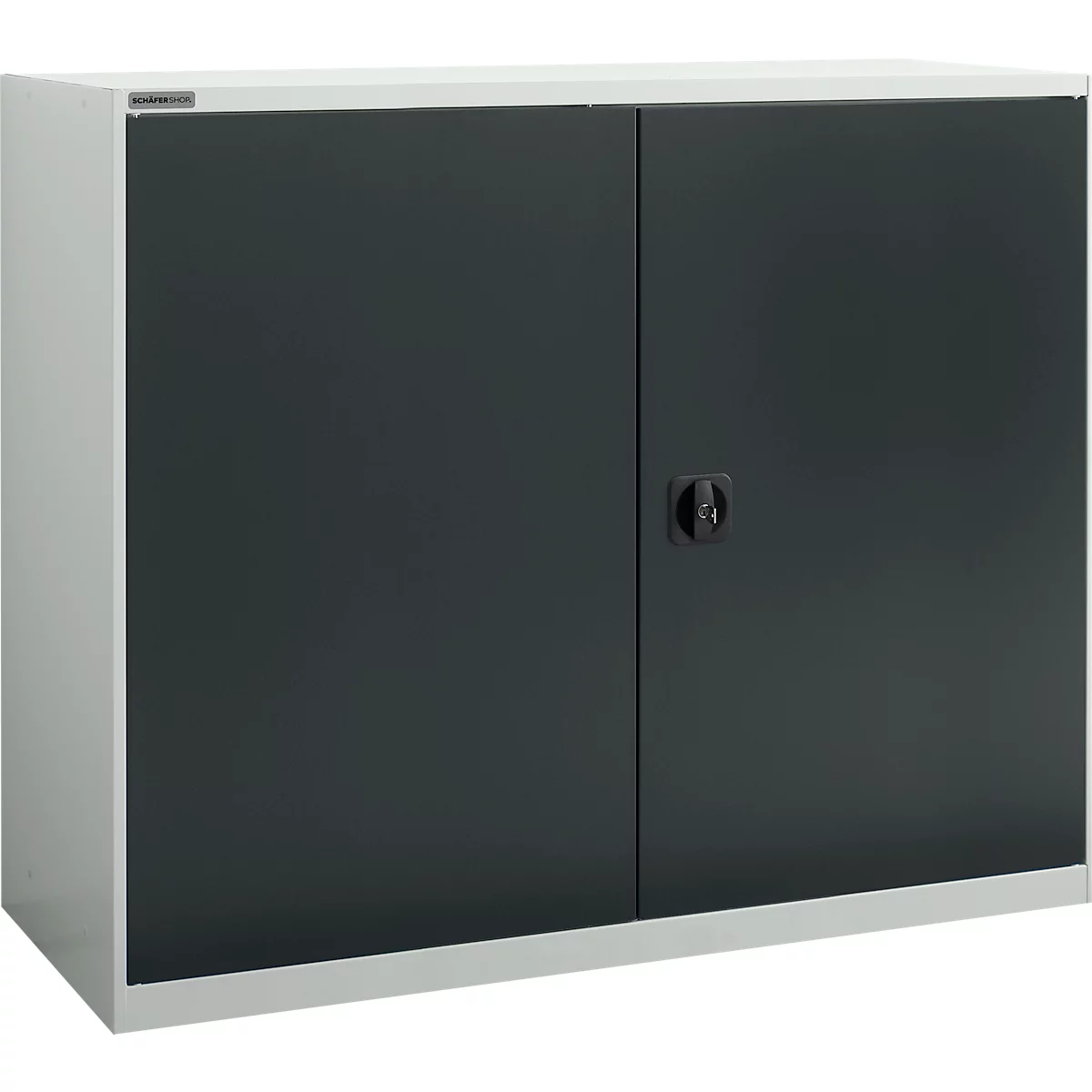 Grijze stalen kast met twee deuren en een zwarte handgreep. De deuren zijn gesloten.