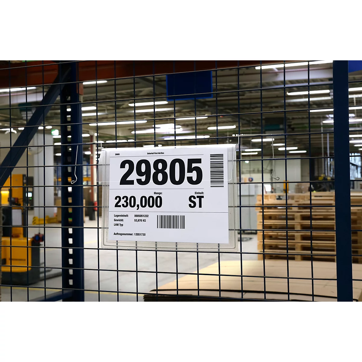 Transparenter Displayhalter mit "A4" Schriftzug, aufgehängt an Metallhaken.