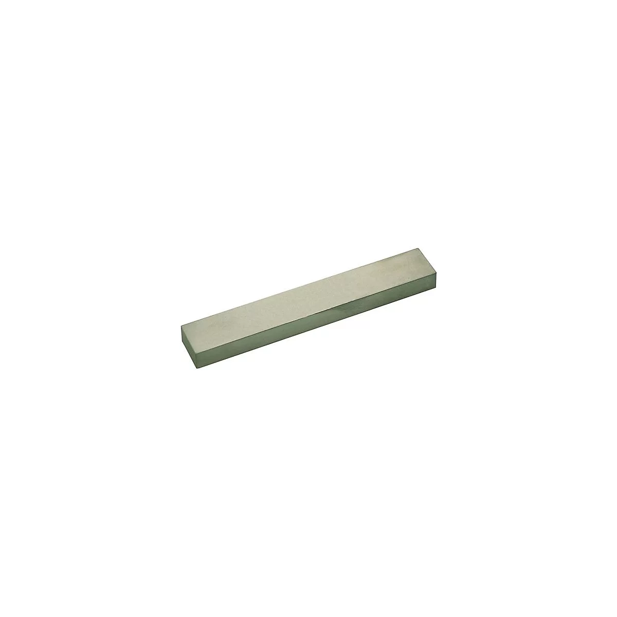 Bloc de métal rectangulaire, gris, légèrement incliné. Il repose sur un fond blanc.