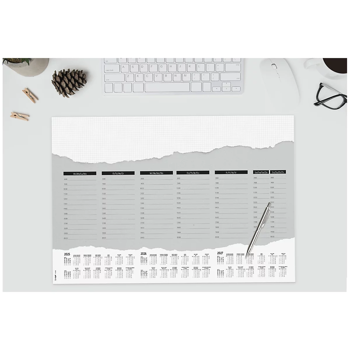 Lichtgrijze bureaubladonderlegger met weekplanning, jaarkalender en zilveren pen. Toetsenbord, muis en bril liggen aan de zijkant.