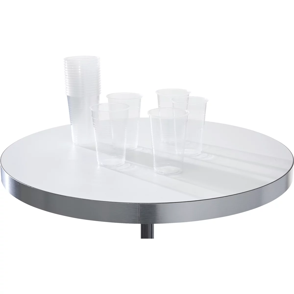 Verschillende transparante wegwerpbekers van plastic staan op een witte ronde bistrotafel.