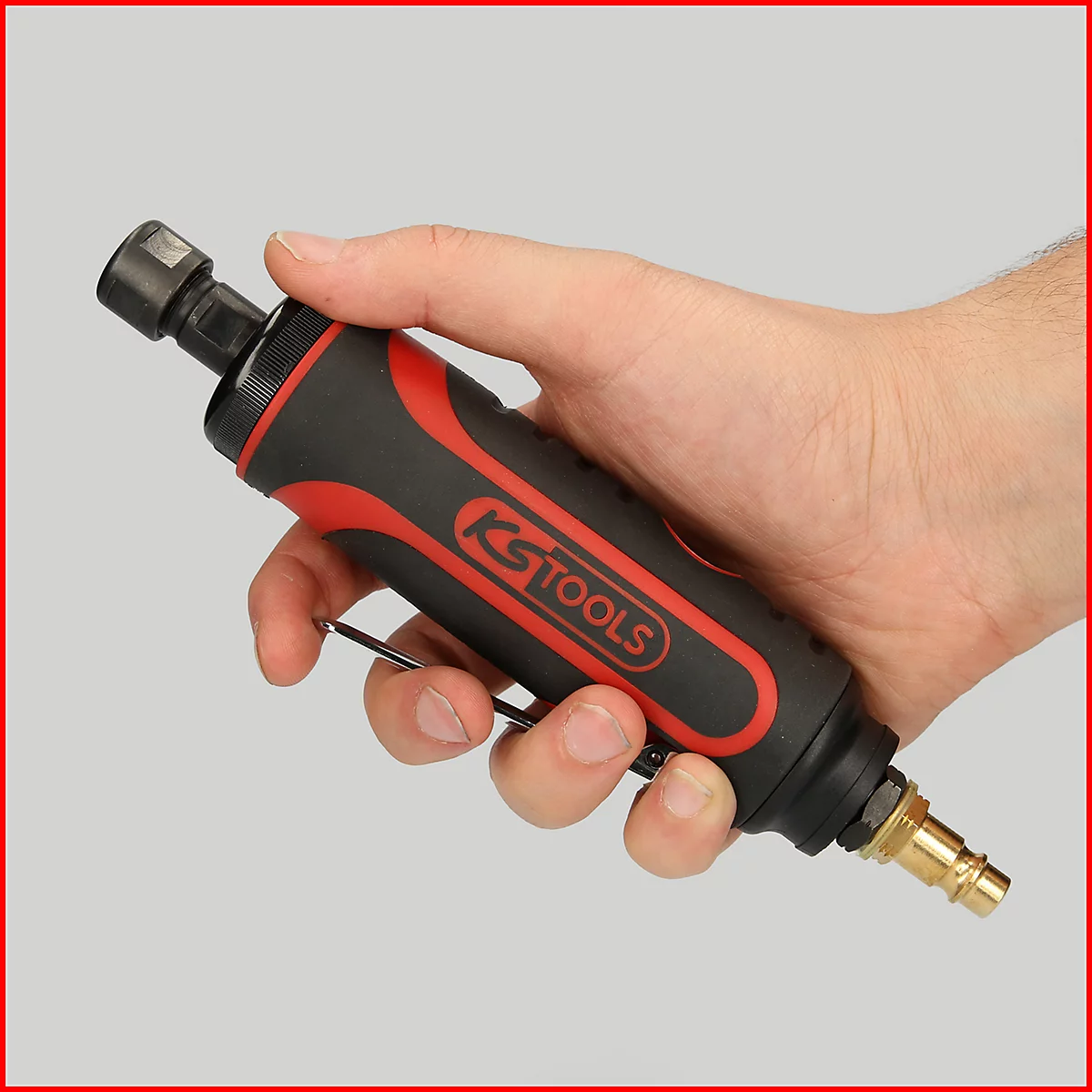 Person hält einen schwarzen und roten KS TOOLS Schleifer in der Hand. Das Logo ist deutlich sichtbar.
