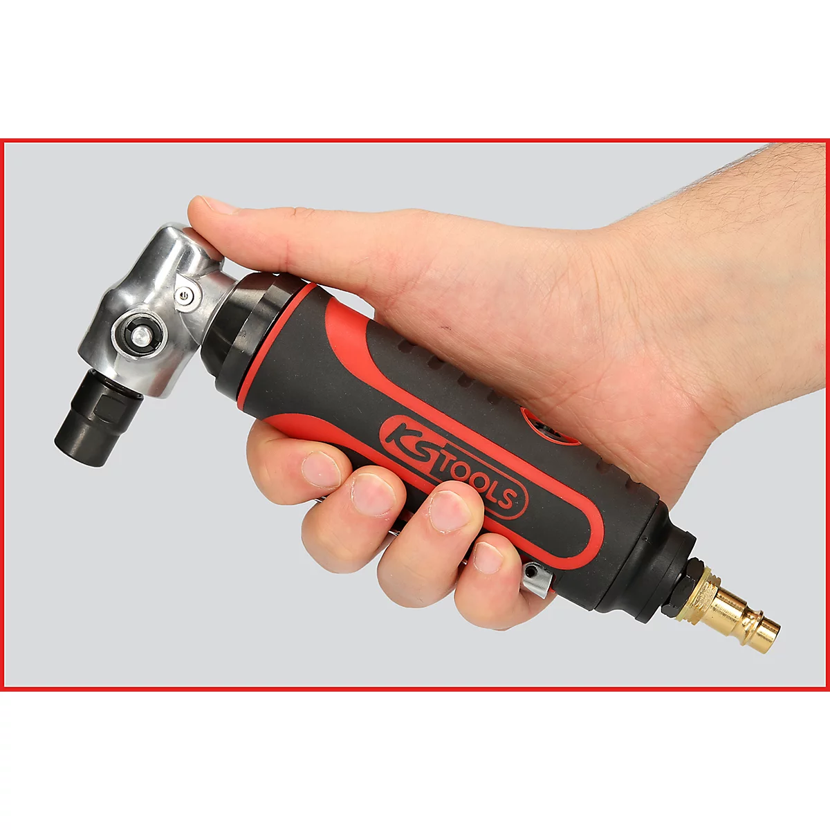 Person hält eine KS Tools Druckluft-Winkelschleifer. Das Gerät hat ein rotes und schwarzes Gehäuse und einen silbernen Kopf.