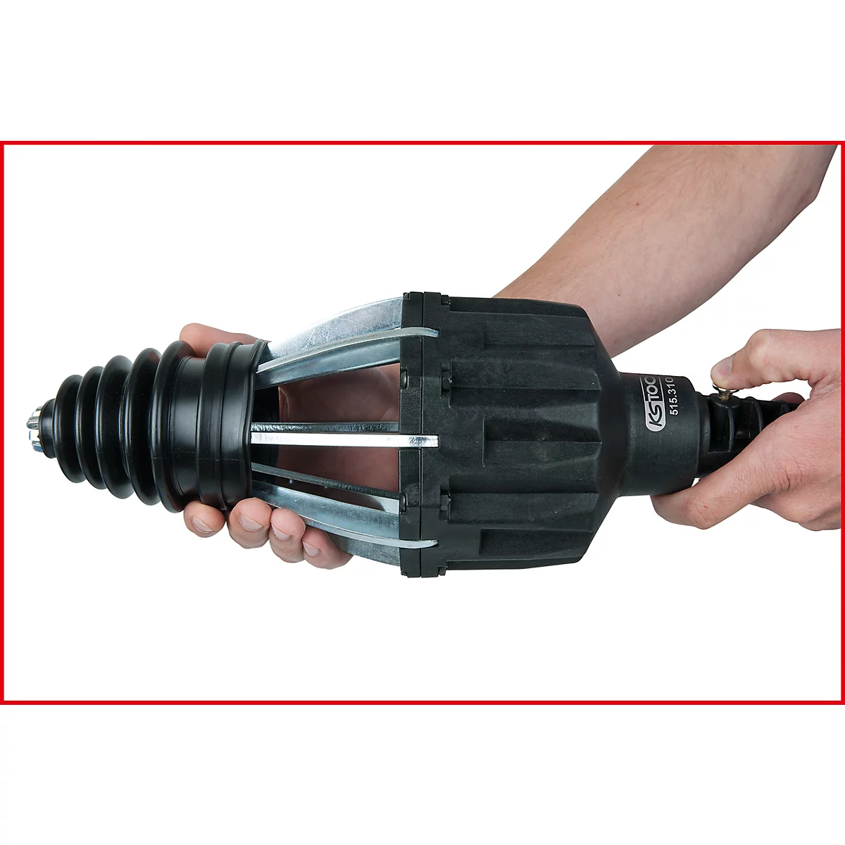 Eine Person hält ein schwarzes Werkzeug, das zum Auspressen von Lagern dient. Das Werkzeug ist mit 'KS TOOLS' gekennzeichnet.