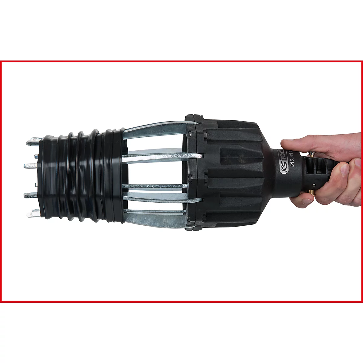 Ein schwarzes Werkzeug, das von einer Hand gehalten wird, mit einer Art Greifvorrichtung und Metallstäben.