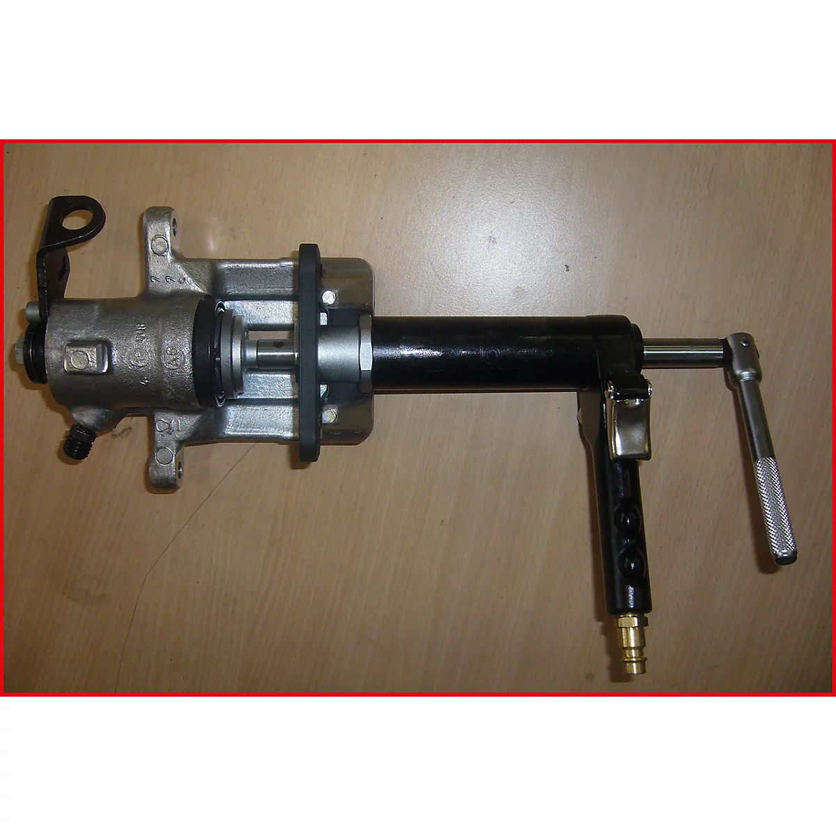 Maschinenbau-Komponente in silber und schwarz auf hellem Untergrund. Hebel und Gewinde zur mechanischen Anwendung.