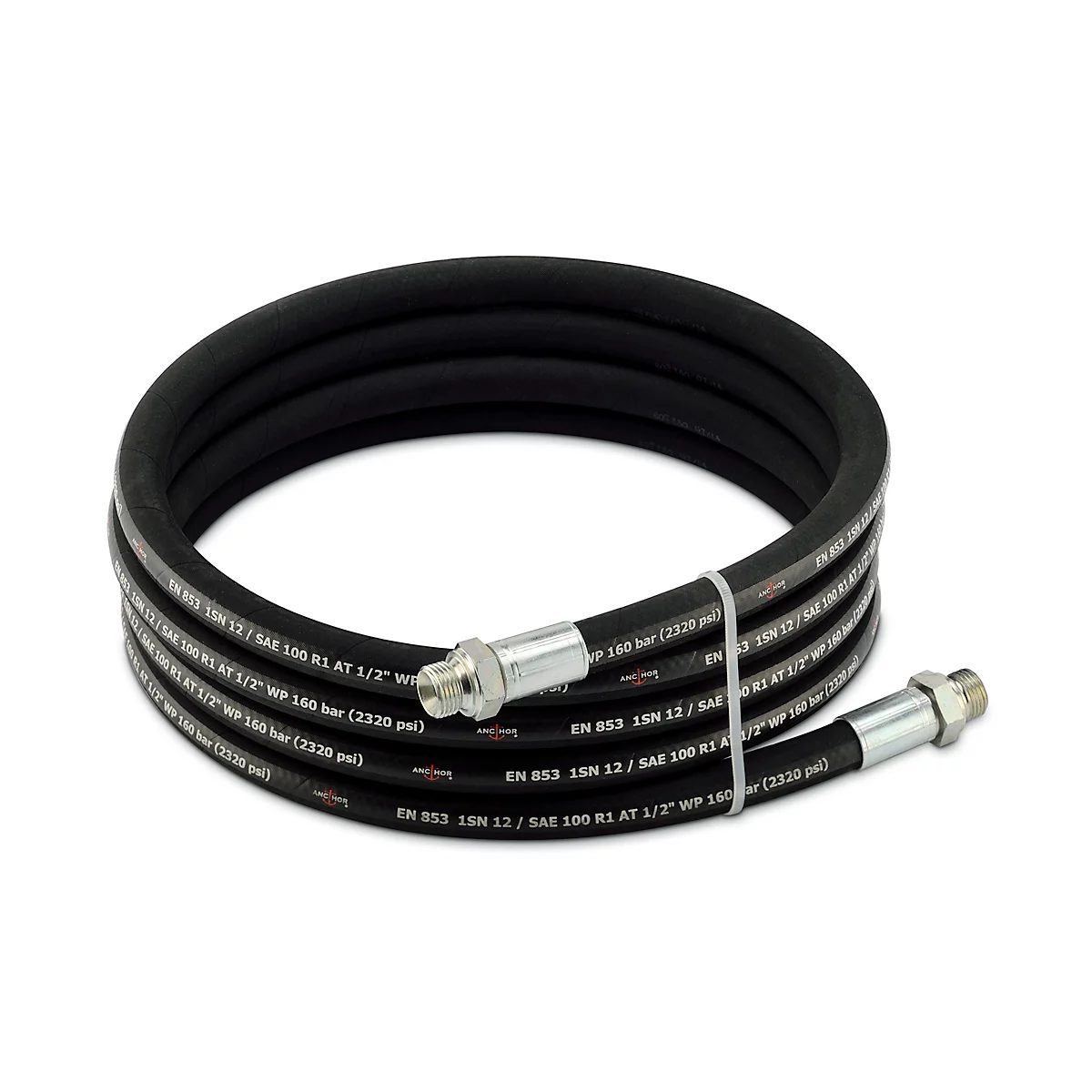 Een zwarte hydraulische slang, opgerold, met zilveren connectoren en markeringen.