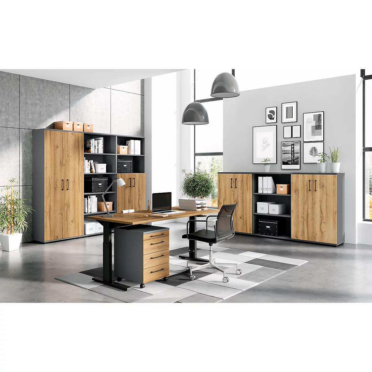 Moderne kantoormeubelset in houtlook. Bureau, kasten, planken, stoel en decoratie. Grijze en bruine tinten domineren.