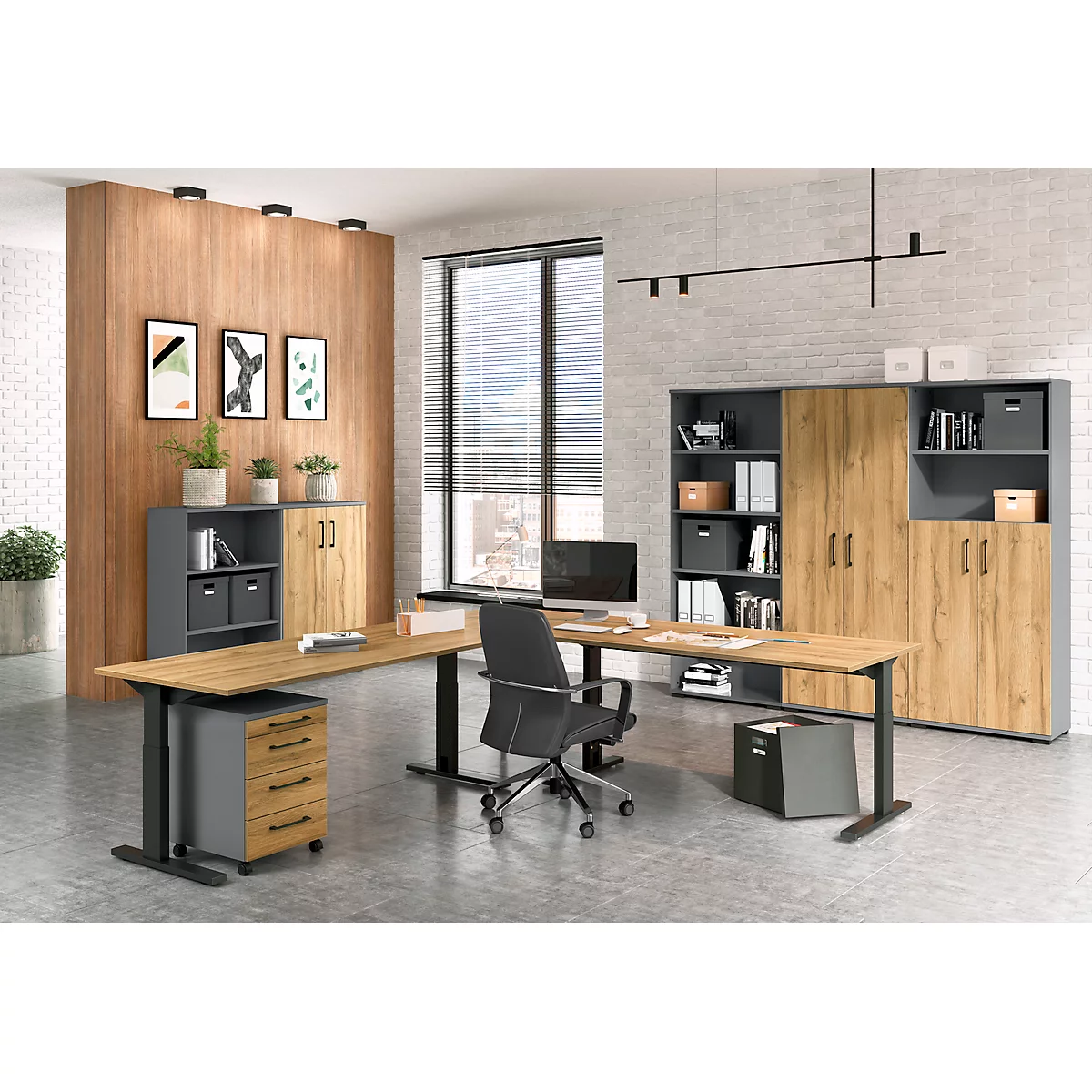 Kantoor met bureau, archiefkast en stoel. Lichtgekleurd meubilair, ramen en wandkunst.