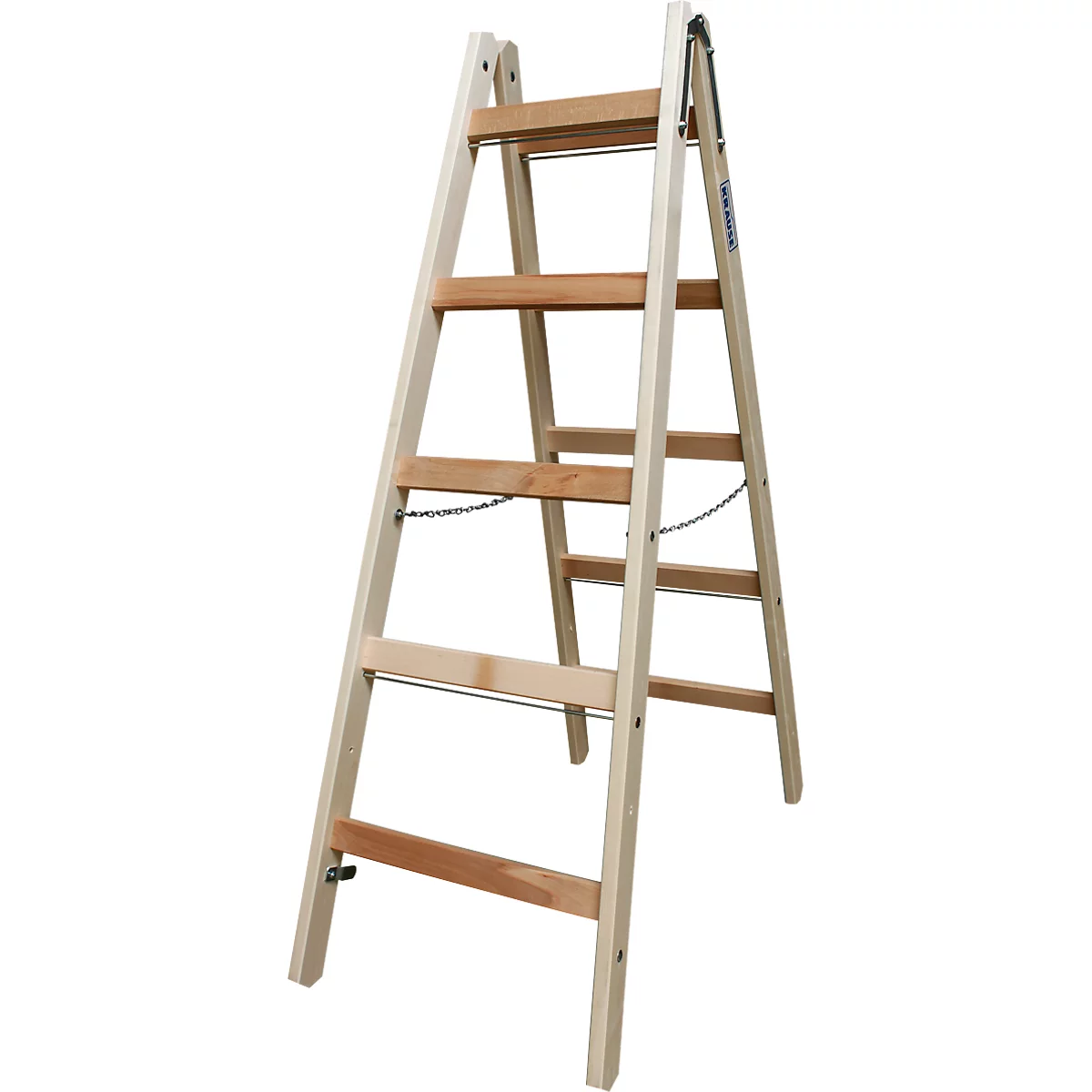 Houten ladder met vier treden, verbonden door een ketting. Een blauw bord is zichtbaar aan de rechterbovenkant.