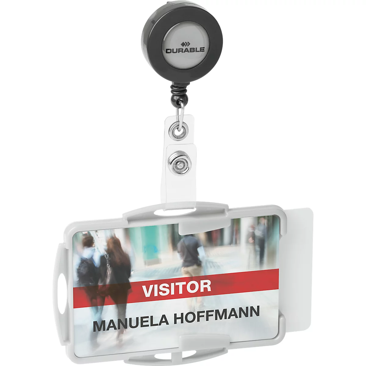 Ein Besucher-Ausweis mit Aufroller. Der Ausweis zeigt einen roten Streifen mit dem Wort „Visitor“ und dem Namen „Manuela Hoffmann“.