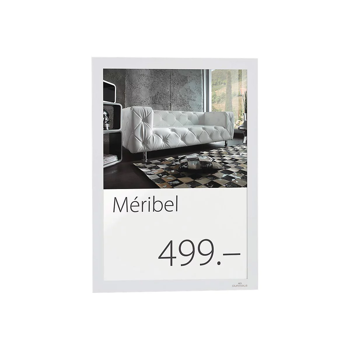 Weißes Sofa im Wohnzimmer vor grauer Wand. Text: Méribel, 499.-