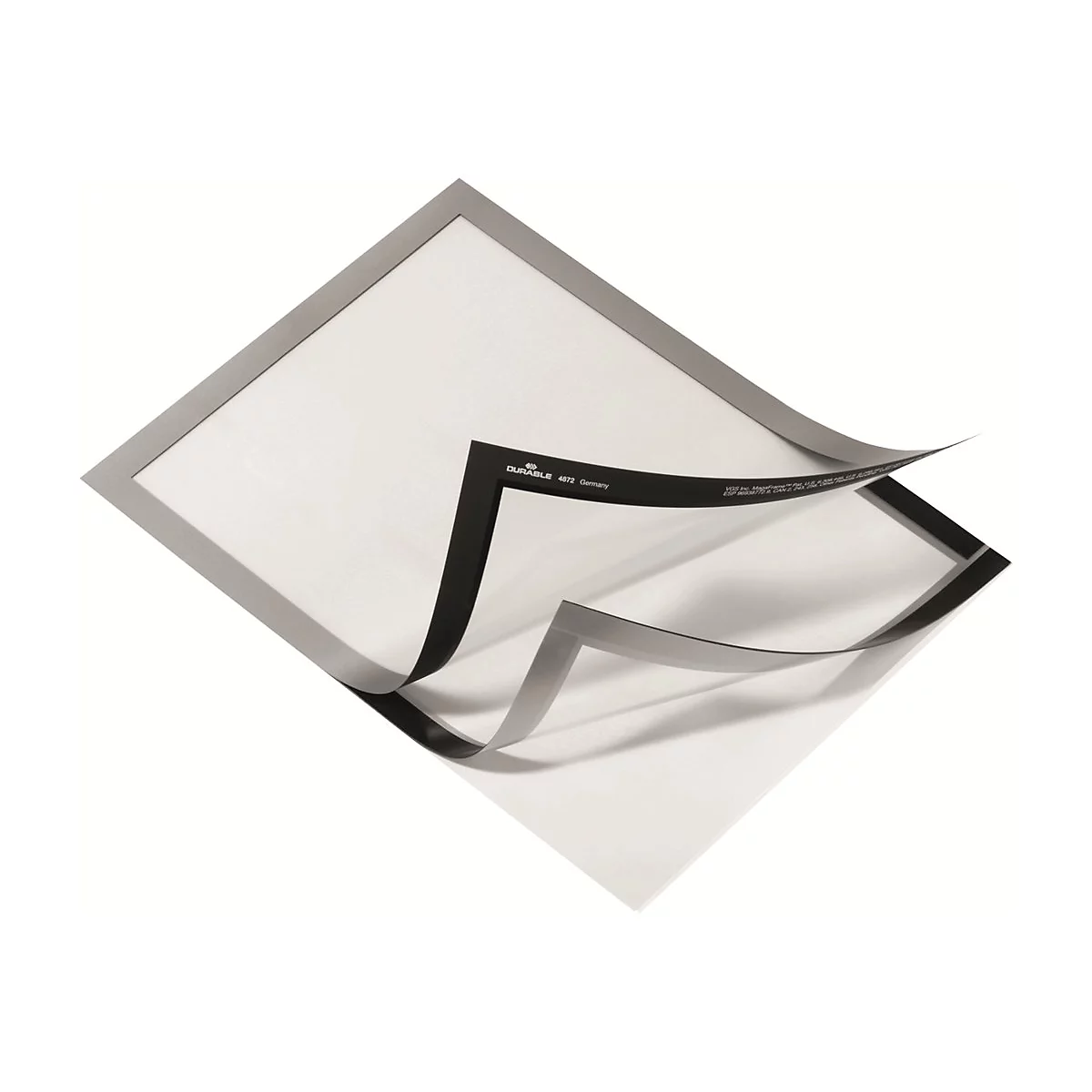 Ein rechteckiges, graues und weißes Schild mit abgerundeten Ecken, wobei die oberste Ecke nach oben abgezogen ist. Schwarzer Text auf der Oberseite.