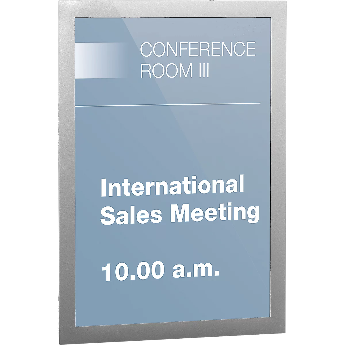 Silberner Wechselrahmen mit blauer Infotafel für Konferenzraum III, internationales Verkaufsmeeting, 10 Uhr.
