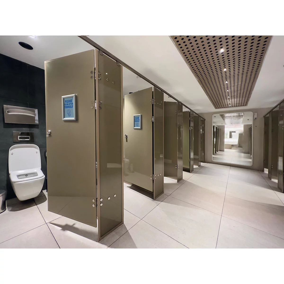 Rij moderne toiletcabines met glanzende beige deuren in een licht betegelde, hoogwaardige toiletruimte.