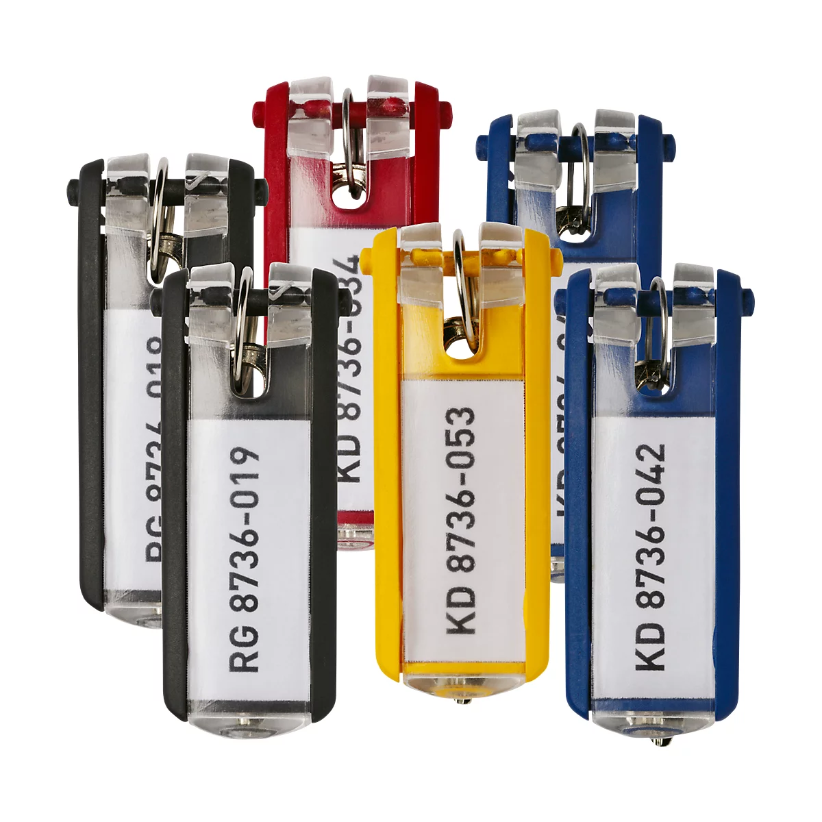 Verschillende sleutelhangers in diverse kleuren, met labels en metalen ring.
