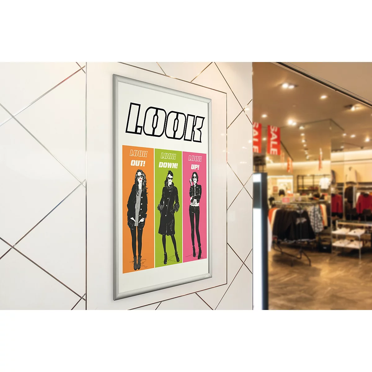 Werbeplakat mit der Aufschrift LOOK und drei stylischen Frauenfiguren an einer modernen Ladentür.