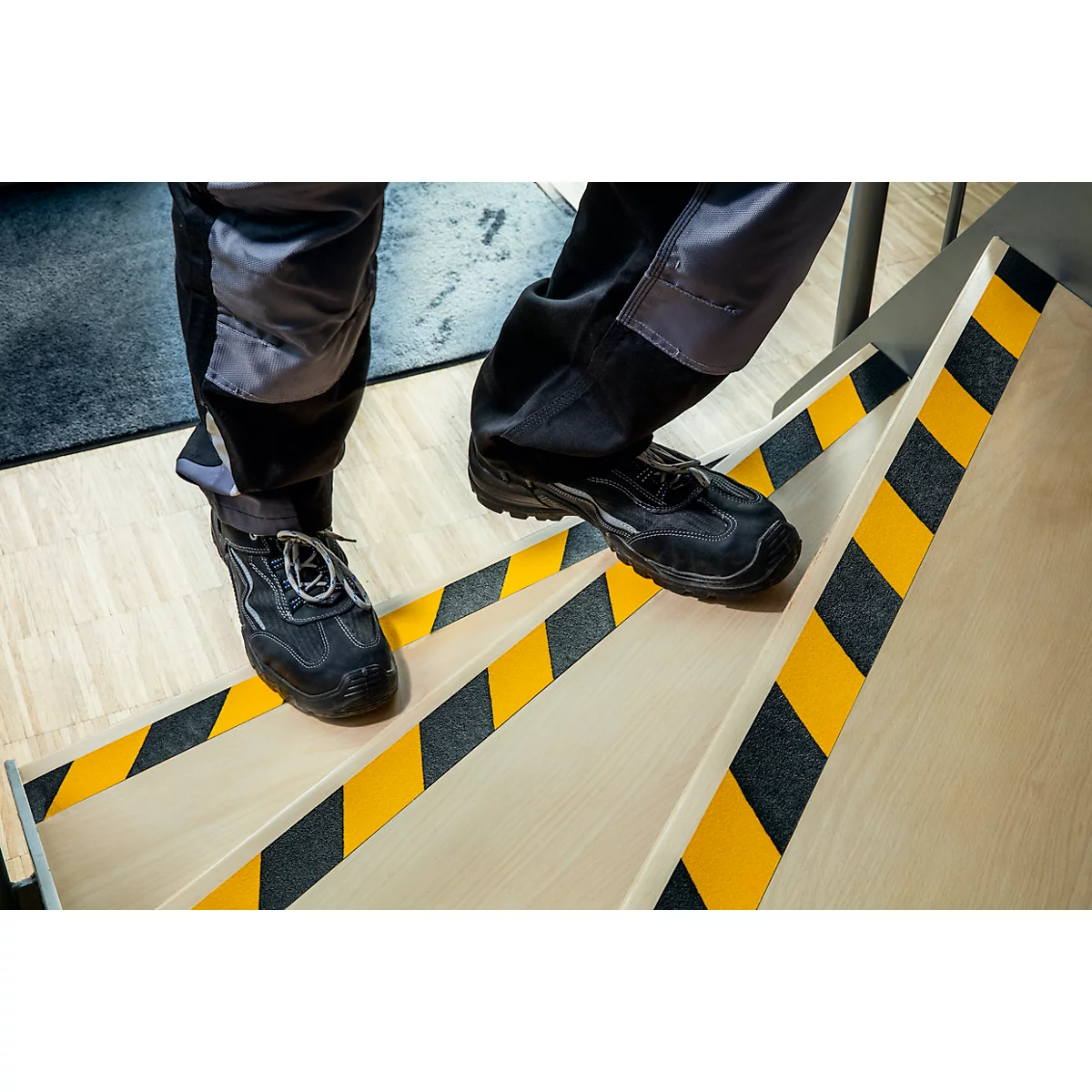 Duraline antisliptape Grip, 15 m, zelfklevend, voor binnen en beschermd buitengebruik, 50 mm, geel/zwart