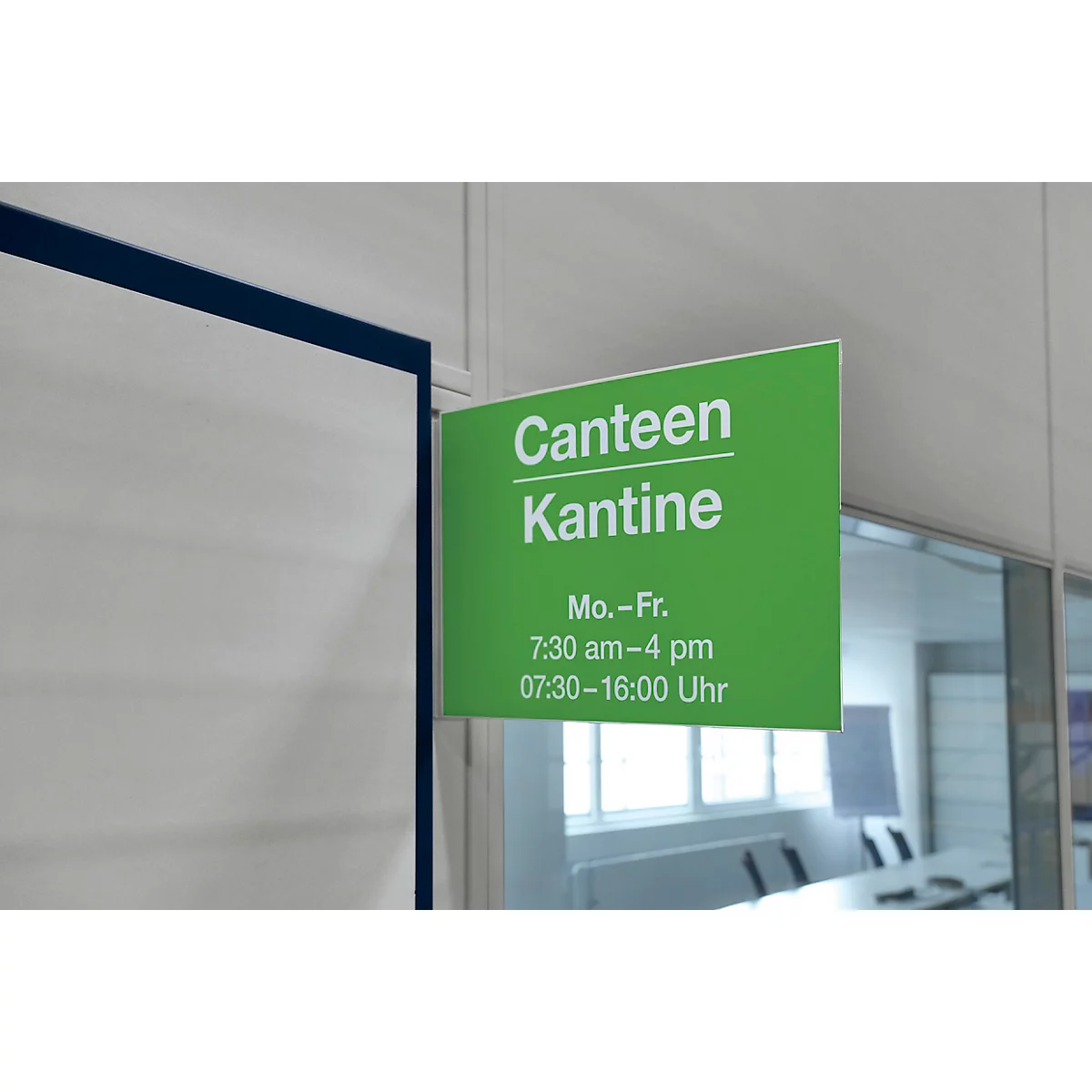 Een wit, rechthoekig object, licht schuin, met een smal, donker kader.