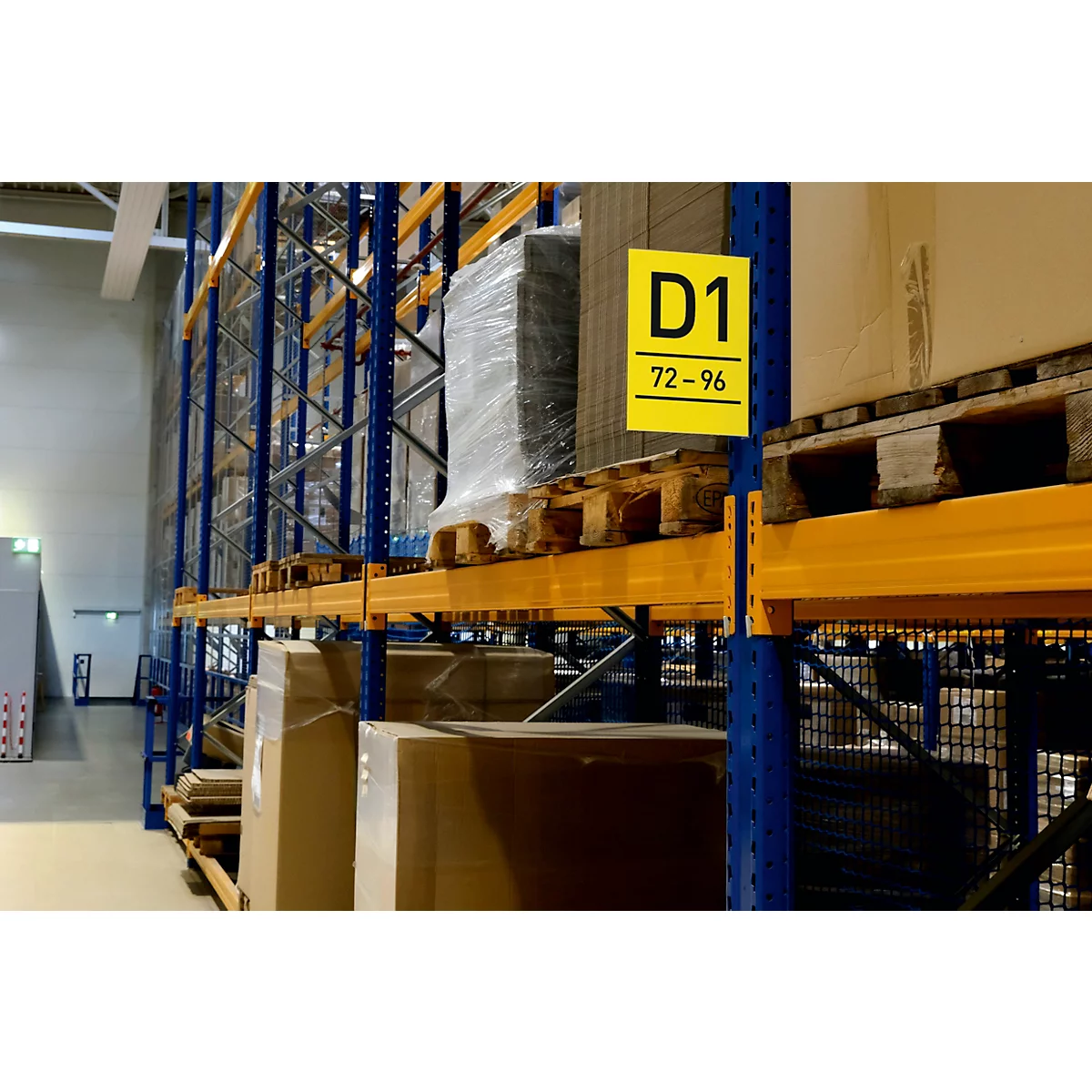 Geel bord met "Gate 03" op een magazijndeur.