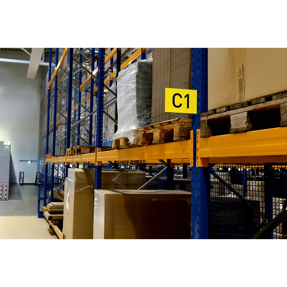 Magazijnrekken met goederen en pallets. Op een bord staat C1.