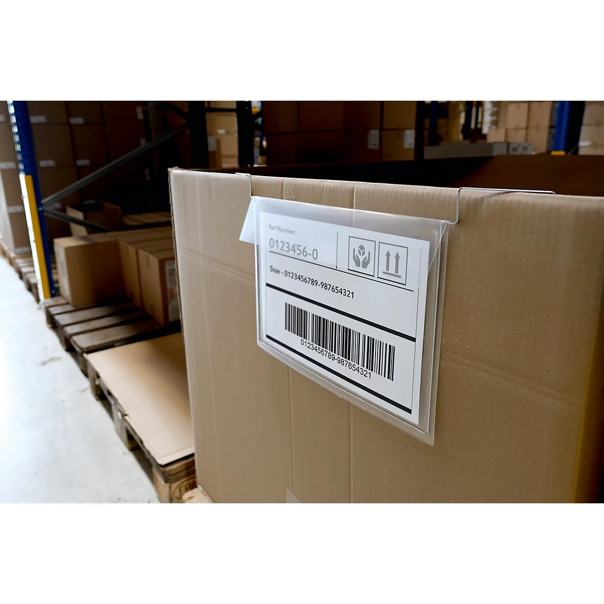 Grijze plastic container met etiket. Op het etiket staan cijfers, streepjescode en symbolen.